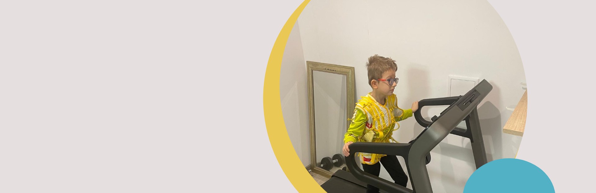 Trening na bieżni w Centrum TheraSuit – Szymon podczas rehabilitacji